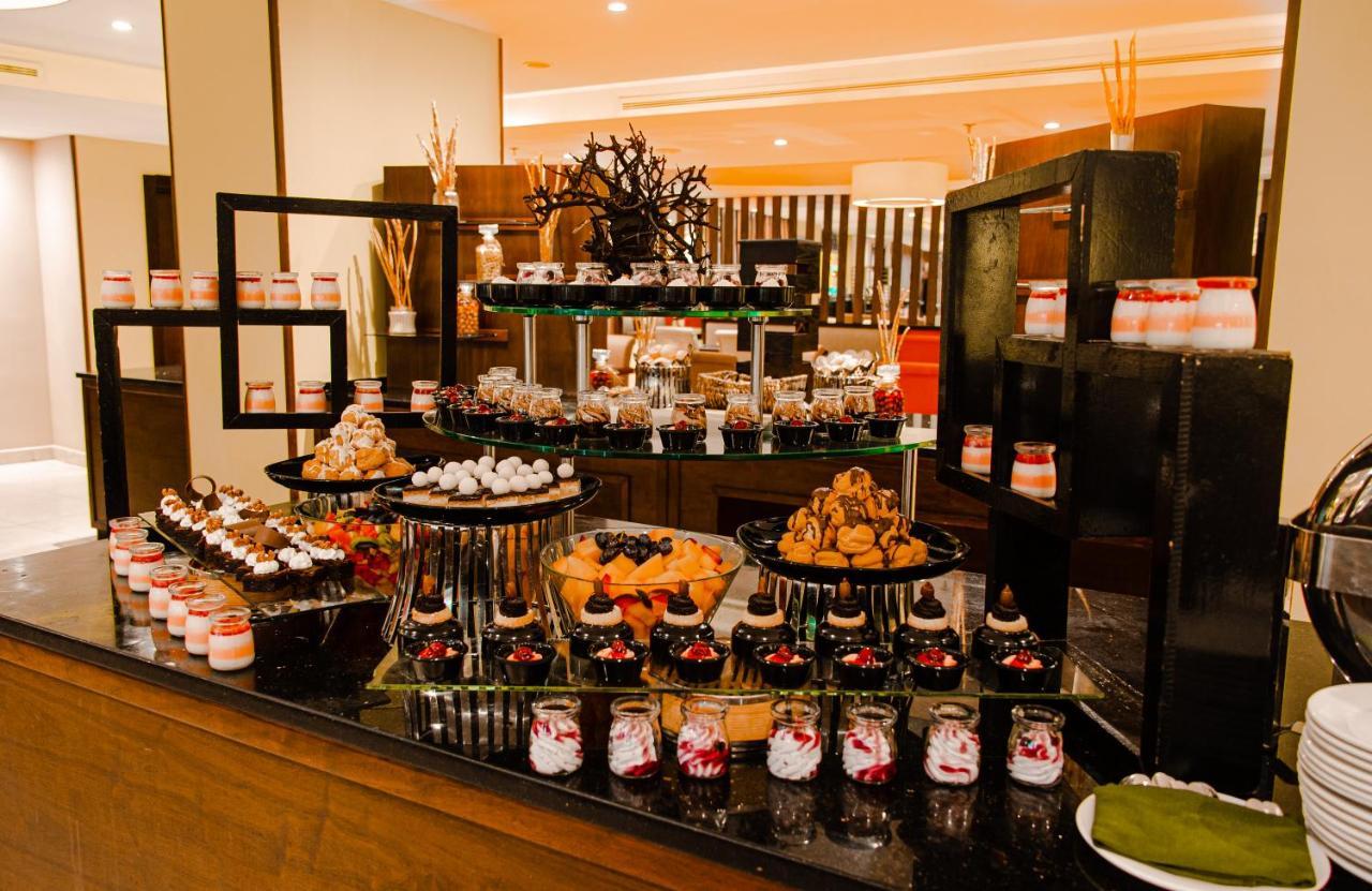 Oryx Hotel Akaba Kültér fotó A dessert buffet