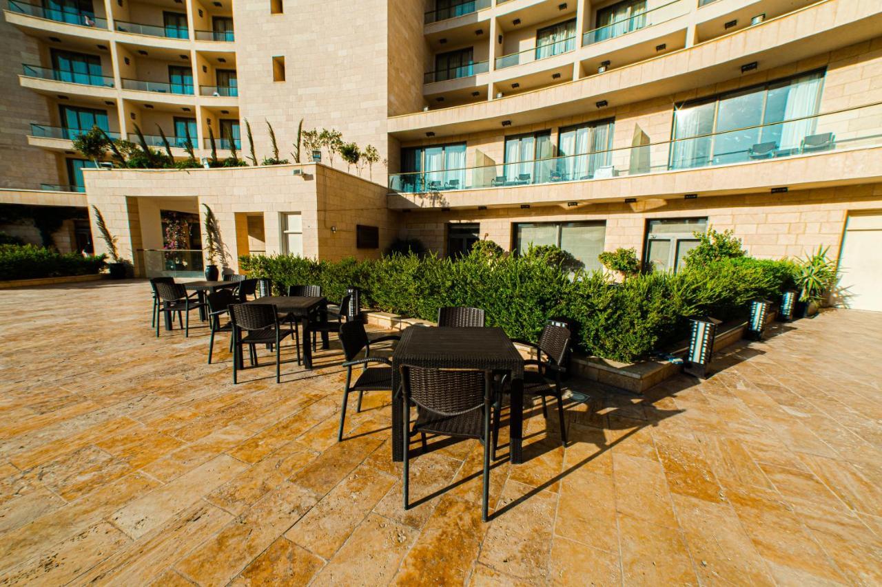 Oryx Hotel Akaba Kültér fotó The hotel's courtyard