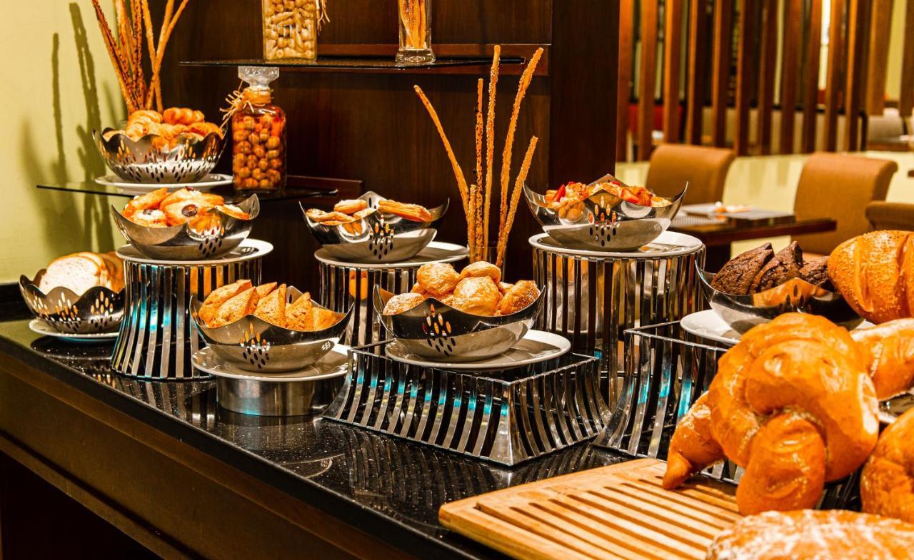 Oryx Hotel Akaba Kültér fotó A buffet at a hotel