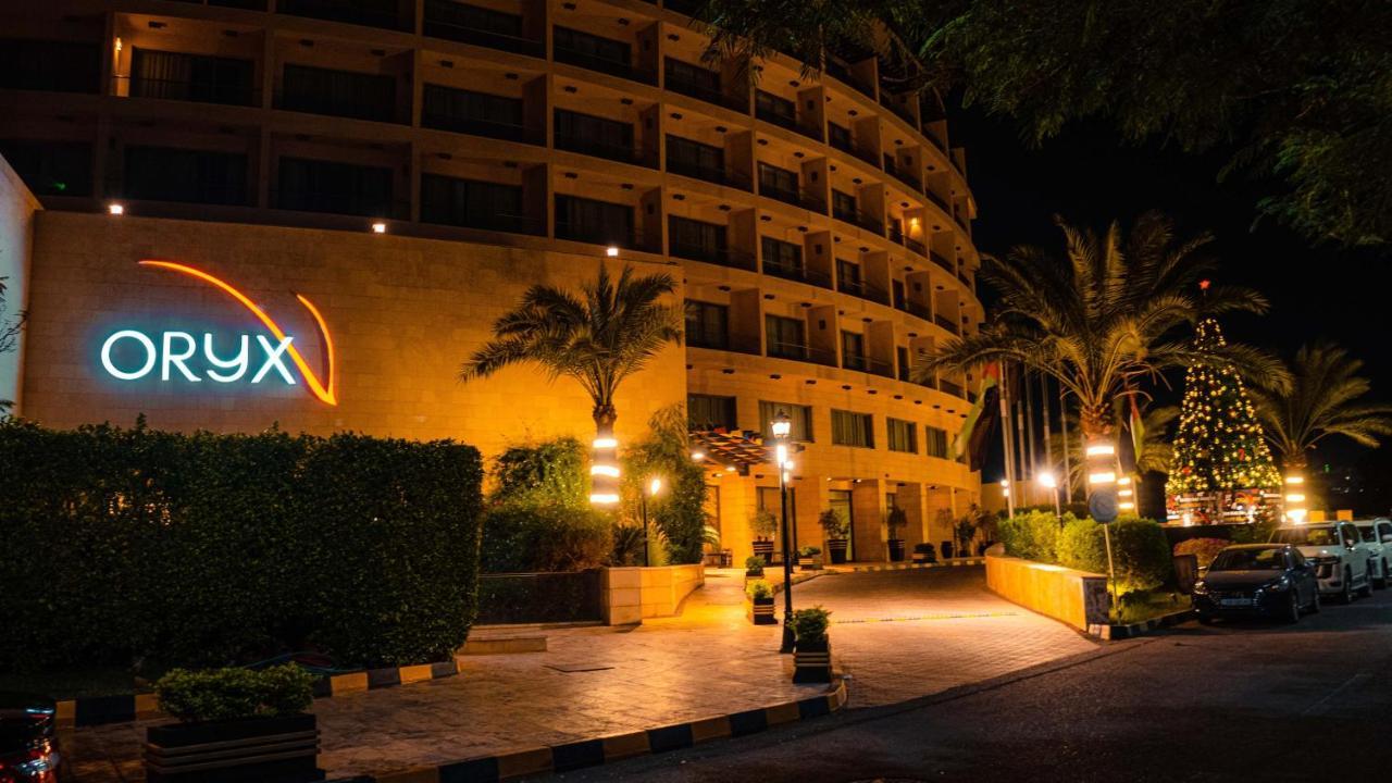 Oryx Hotel Akaba Kültér fotó The hotel at night