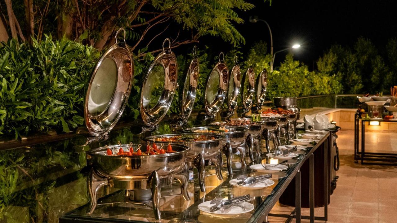 Oryx Hotel Akaba Kültér fotó A buffet at a hotel