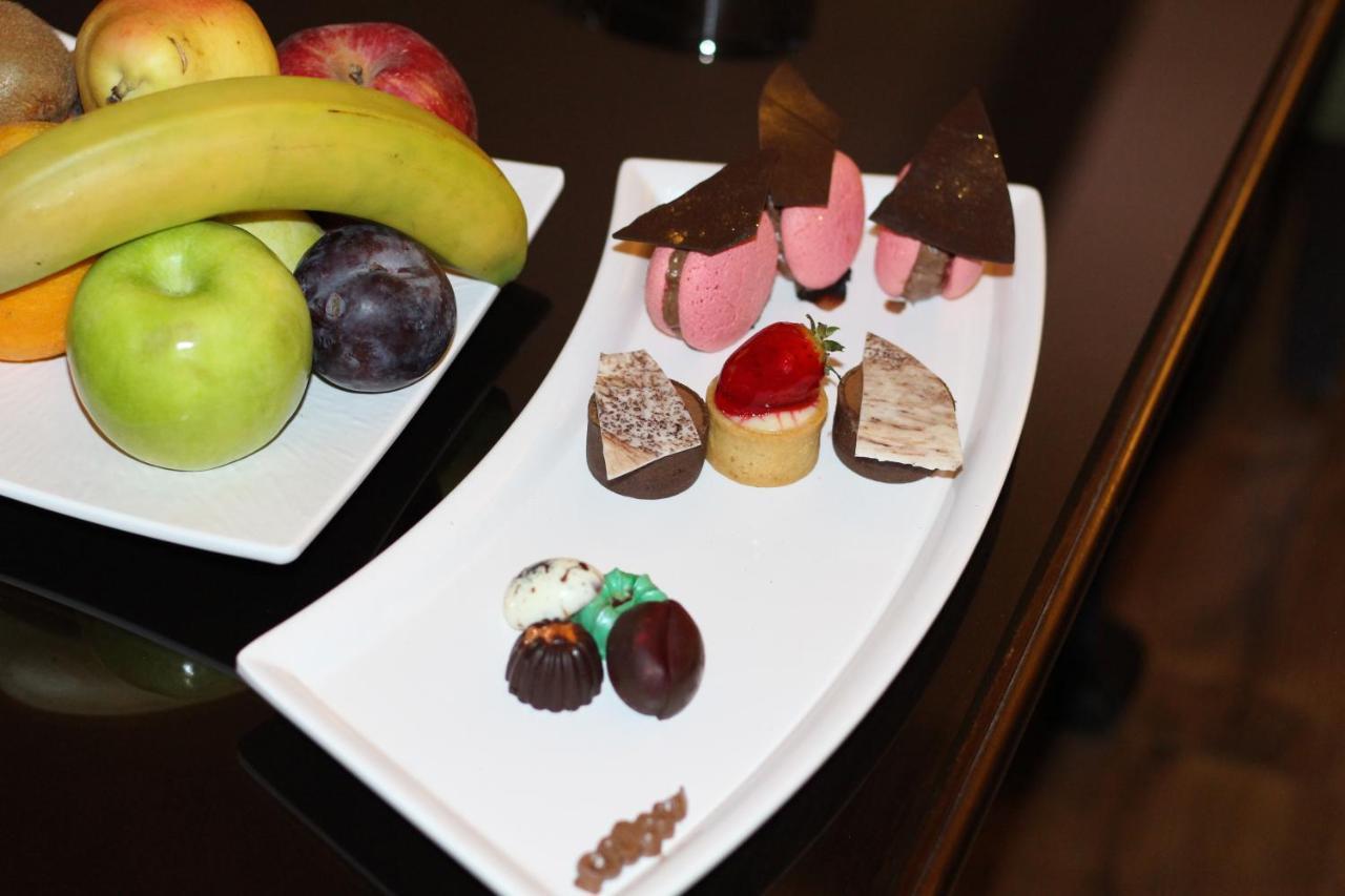 Oryx Hotel Akaba Kültér fotó Fruit and petit fours