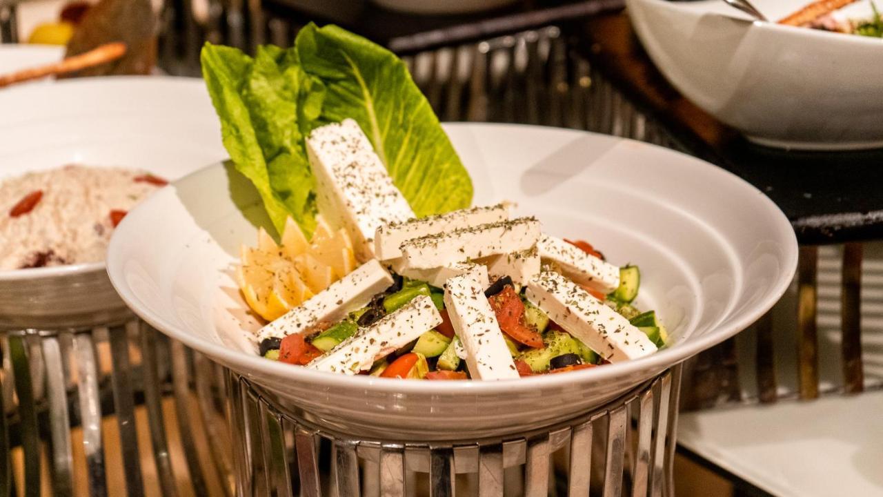 Oryx Hotel Akaba Kültér fotó Greek salad