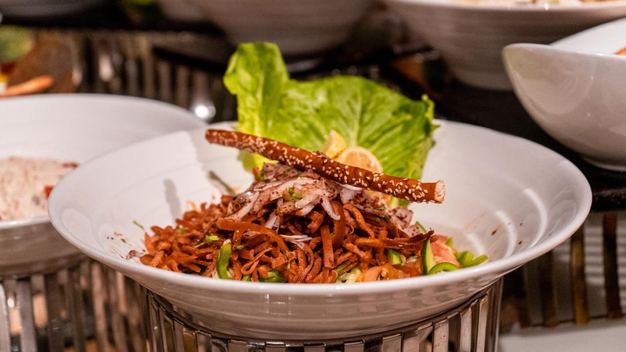 Oryx Hotel Akaba Kültér fotó A salad of dried anchovies