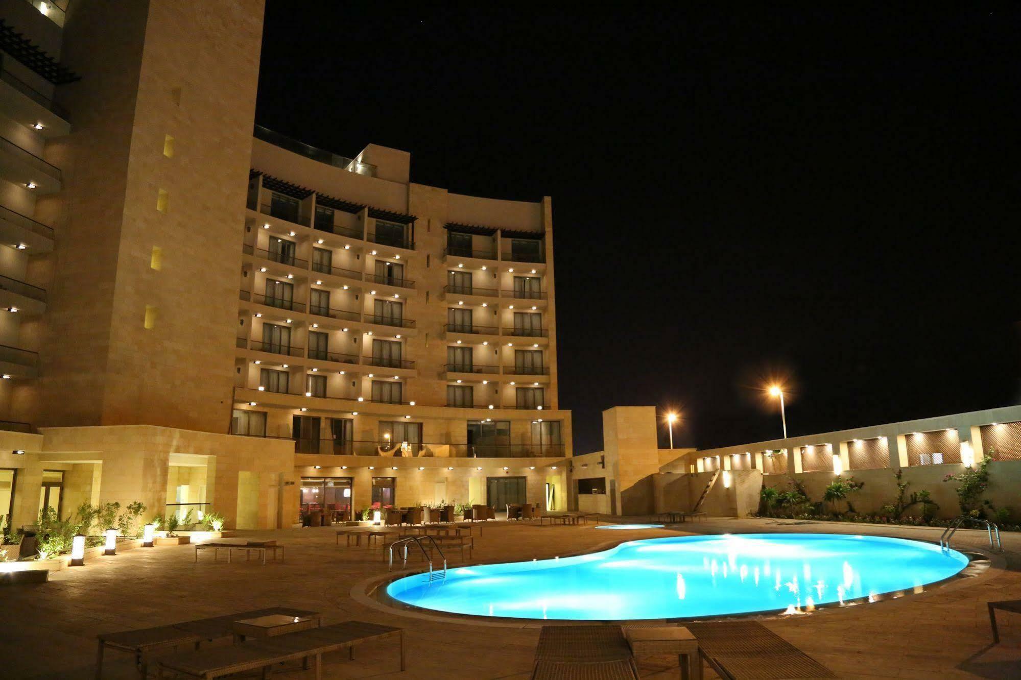 Oryx Hotel Akaba Kültér fotó The pool at the Grand Hotel